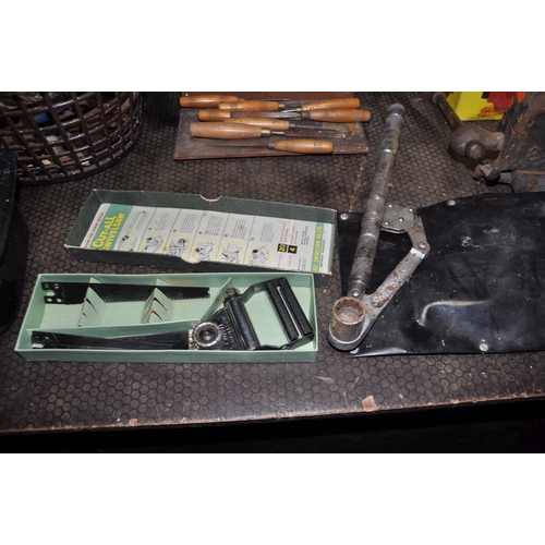 1069 - A RECORD No.84 ENGINEERS VICE AND A QUANTITY OF TOOLS including a King Dick Torque wrench, a Stanley... 