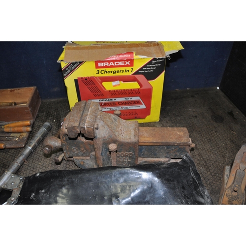 1069 - A RECORD No.84 ENGINEERS VICE AND A QUANTITY OF TOOLS including a King Dick Torque wrench, a Stanley... 