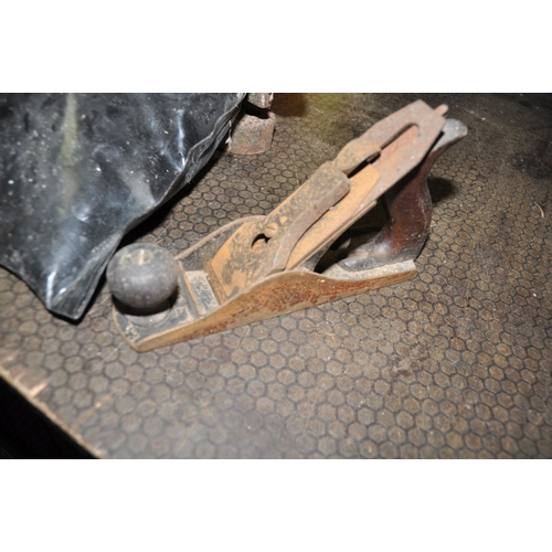 1069 - A RECORD No.84 ENGINEERS VICE AND A QUANTITY OF TOOLS including a King Dick Torque wrench, a Stanley... 