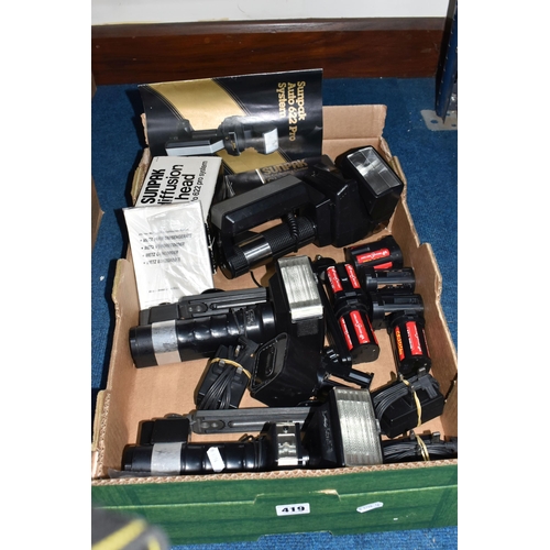 419 - A BOX OF METZ AND SUNPAK FLASH GUNS, to include a Sunpak Auto 622 Pro System flash gun with instruct... 