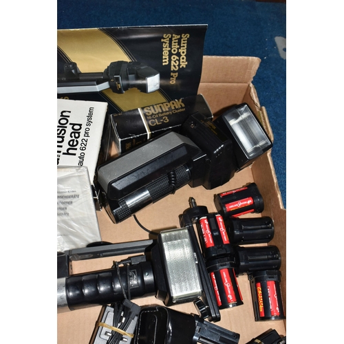 419 - A BOX OF METZ AND SUNPAK FLASH GUNS, to include a Sunpak Auto 622 Pro System flash gun with instruct... 