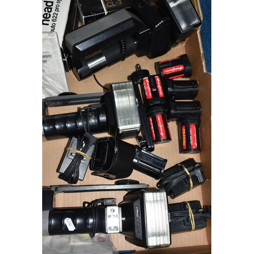 419 - A BOX OF METZ AND SUNPAK FLASH GUNS, to include a Sunpak Auto 622 Pro System flash gun with instruct... 