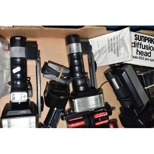 419 - A BOX OF METZ AND SUNPAK FLASH GUNS, to include a Sunpak Auto 622 Pro System flash gun with instruct... 