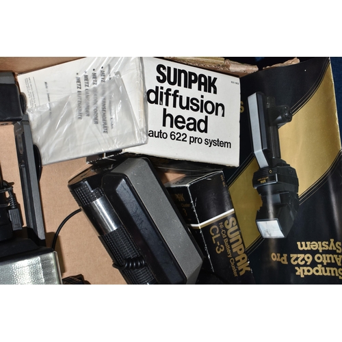 419 - A BOX OF METZ AND SUNPAK FLASH GUNS, to include a Sunpak Auto 622 Pro System flash gun with instruct... 
