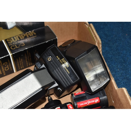 419 - A BOX OF METZ AND SUNPAK FLASH GUNS, to include a Sunpak Auto 622 Pro System flash gun with instruct... 