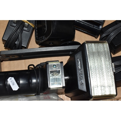 419 - A BOX OF METZ AND SUNPAK FLASH GUNS, to include a Sunpak Auto 622 Pro System flash gun with instruct... 