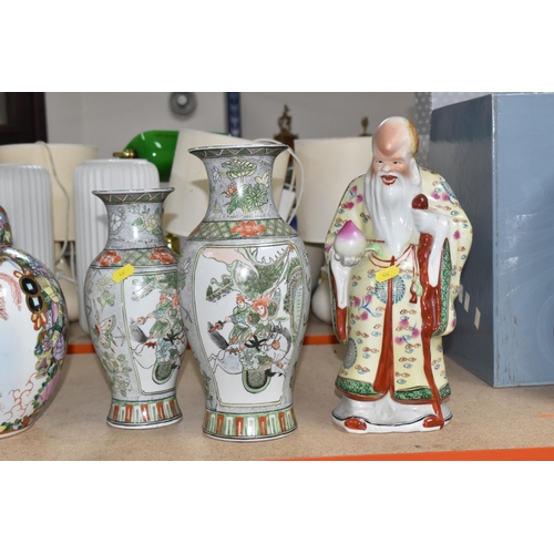 432 - A GROUP OF ORIENTAL CERAMIC ITEMS, to include, a  Chinese 'Shou Xing' porcelain figure, (sticky resi... 