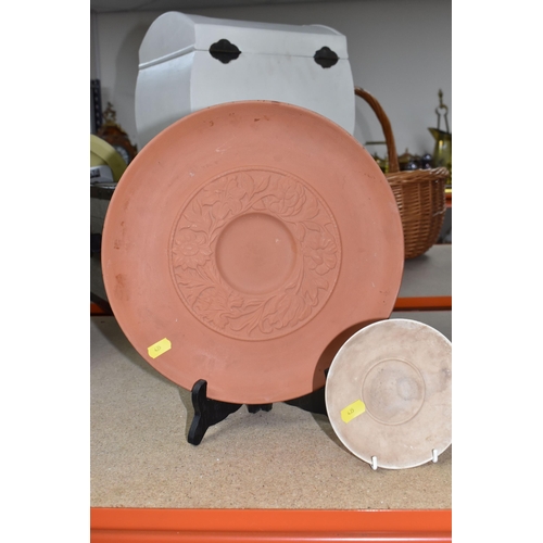 435 - A SMALL QUANTITY OF LINTHORPE POTTERY, to include a pottery vase shape 1687, brown, green and white ... 