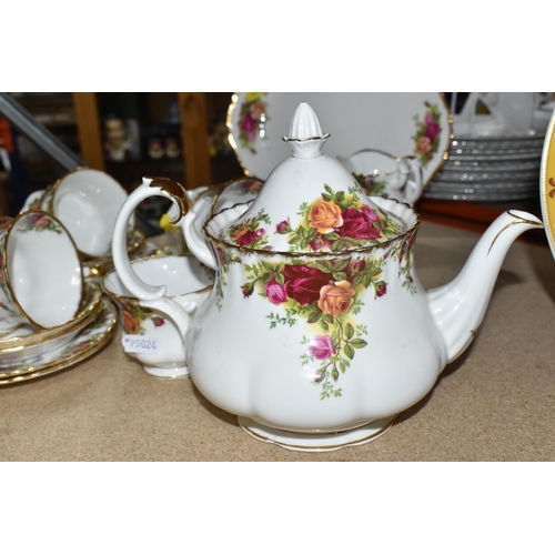 436 - A SMALL COLLECTION OF ROYAL ALBERT 'OLD COUNTRY ROSES' TEAWARE, comprising of, a cake plate, teapot,... 