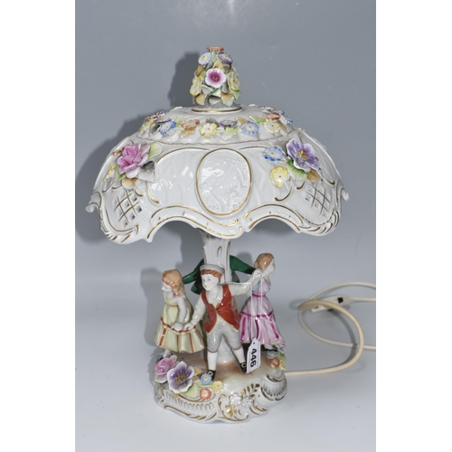 446 - AN EAST-GERMAN TWENTIETH CENTURY PORCELAIN FIGURAL LAMP with a pierced rococo style shade with litho... 