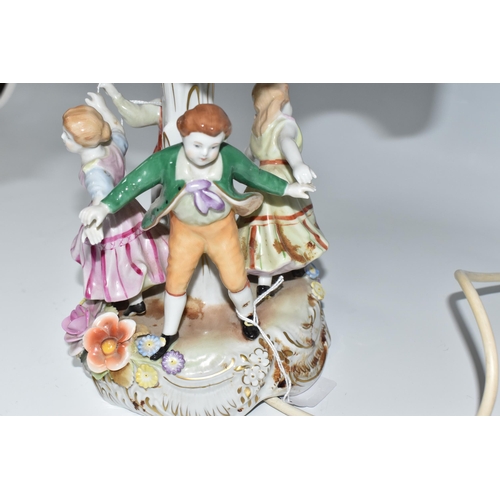 446 - AN EAST-GERMAN TWENTIETH CENTURY PORCELAIN FIGURAL LAMP with a pierced rococo style shade with litho... 