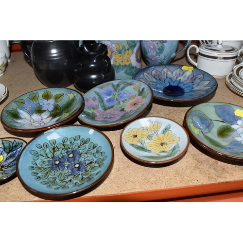 449 - A GROUP OF CHELSEA AND PRINKNASH CERAMICS comprising a group of nine Chelsea Pottery floral dishes a... 