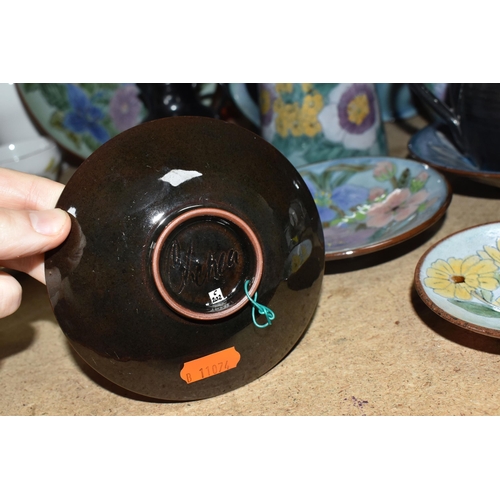 449 - A GROUP OF CHELSEA AND PRINKNASH CERAMICS comprising a group of nine Chelsea Pottery floral dishes a... 