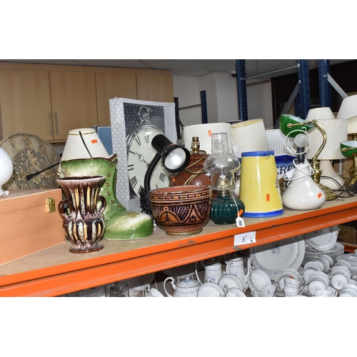 466 - A QUANTITY OF TABLE LAMPS, WALL CLOCK, STORAGE BOXES, GLOBE AND OTHER LARGE HOME WARES, to include t... 