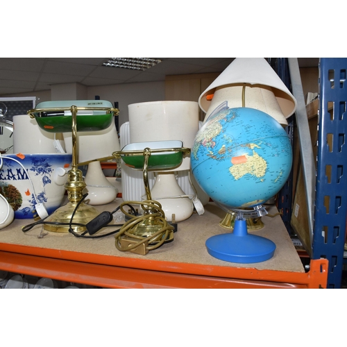 466 - A QUANTITY OF TABLE LAMPS, WALL CLOCK, STORAGE BOXES, GLOBE AND OTHER LARGE HOME WARES, to include t... 