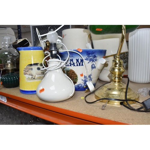 466 - A QUANTITY OF TABLE LAMPS, WALL CLOCK, STORAGE BOXES, GLOBE AND OTHER LARGE HOME WARES, to include t... 