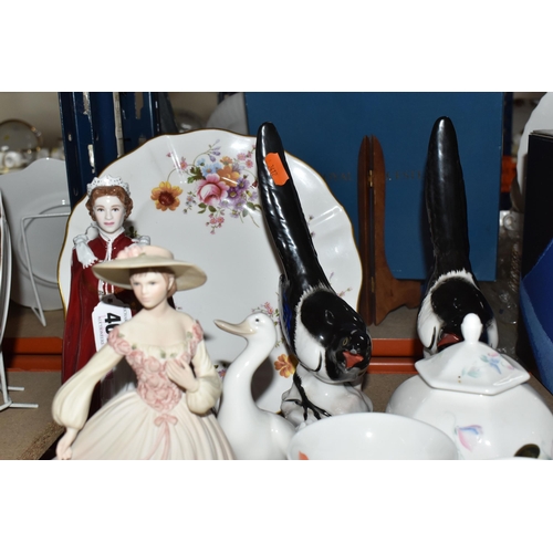 467 - A GROUP OF CERAMICS, to include a Royal Worcester figure of HM Queen Elizabeth II to celebrate 'The ... 