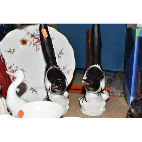 467 - A GROUP OF CERAMICS, to include a Royal Worcester figure of HM Queen Elizabeth II to celebrate 'The ... 