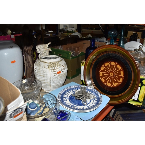 471 - FIVE BOXES AND LOOSE CERAMICS, GLASS AND METAL WARE, to include a Royal Selangor pewter candleholder... 