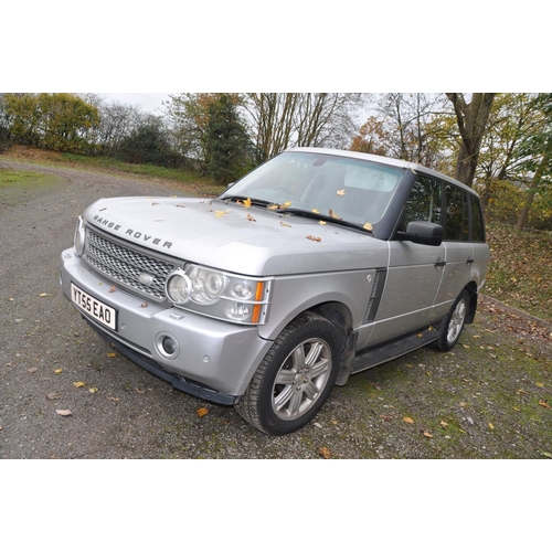 1004 - A 2006 RANGE ROVER VOGUE FOUR WHEEL DRIVE VEHICLE, in silver, with a 2926cc diesel engine, automatic... 