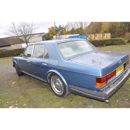 1005 - A 1982 ROLLS ROYCE SILVER SPIRIT FOUR DOOR SALOON CAR, in blue, with a 6750cc petrol engine, column ... 