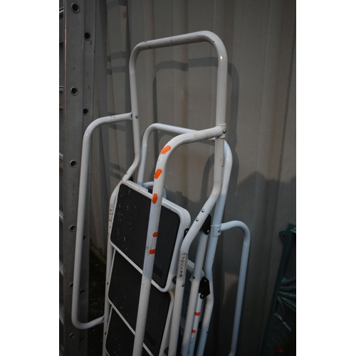 1006 - A YOUNGMAN MERCURY LIGHTWEIGHT ALUMINIUM DOUBLE EXTENSION LADDER, with thirteen rungs to each length... 