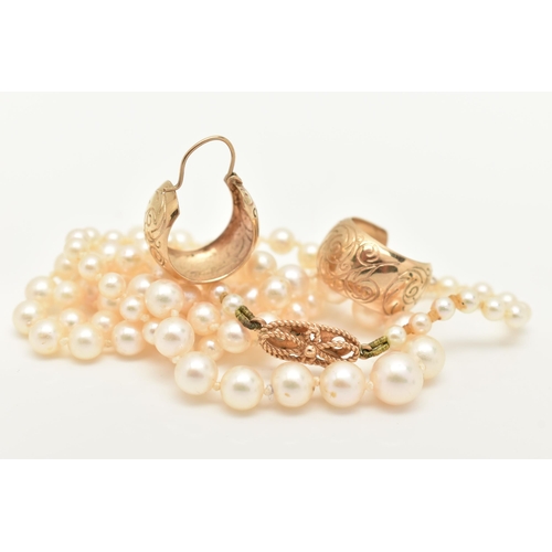 35 - A PAIR OF 9CT GOLD HINGED HOOP EARRINGS ANDS A CULTURED PEARL NECKLACE, hoops with engraved scrollin... 