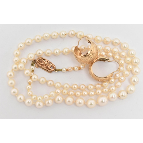 35 - A PAIR OF 9CT GOLD HINGED HOOP EARRINGS ANDS A CULTURED PEARL NECKLACE, hoops with engraved scrollin... 