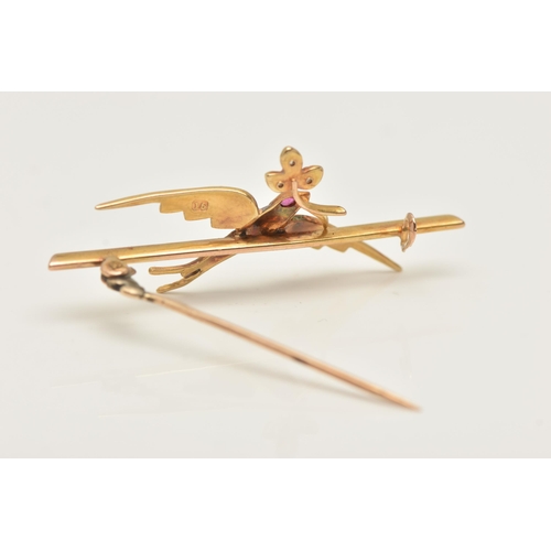 45 - AN EARLY 20TH CENTURY YELLOW METAL SWALLOW BIRD BROOCH, depicting a flying swallow bird set with spl... 