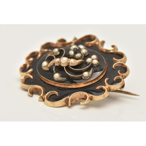 59 - AN EARLY VICTORIAN YELLOW METAL MOURNING BROOCH, of an oval form, depicting a split pearl and one ve... 