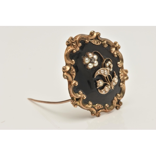 60 - AN EARLY VICTORIAN YELLOW METAL MOURNING BROOCH, of an oval form, depicting a split pearl and very s... 