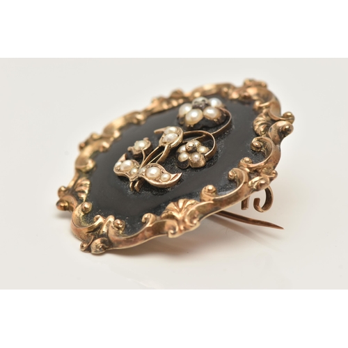 60 - AN EARLY VICTORIAN YELLOW METAL MOURNING BROOCH, of an oval form, depicting a split pearl and very s... 