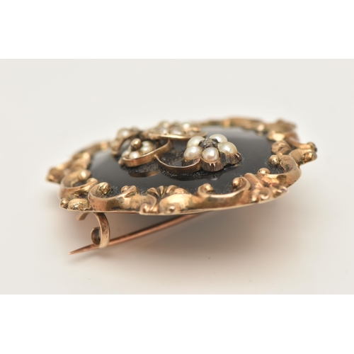 60 - AN EARLY VICTORIAN YELLOW METAL MOURNING BROOCH, of an oval form, depicting a split pearl and very s... 