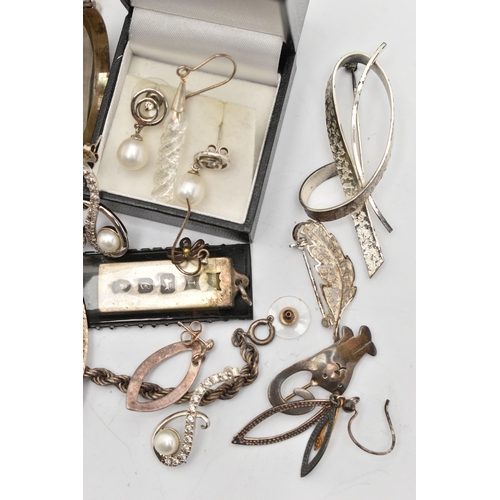 112 - A SELECTION OF WHITE METAL JEWELLERY, to include a silver ingot pendant, hallmarked London, approxim... 