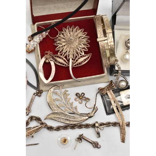 112 - A SELECTION OF WHITE METAL JEWELLERY, to include a silver ingot pendant, hallmarked London, approxim... 