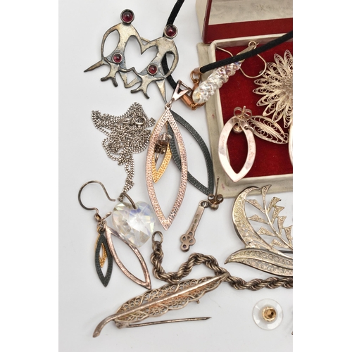 112 - A SELECTION OF WHITE METAL JEWELLERY, to include a silver ingot pendant, hallmarked London, approxim... 