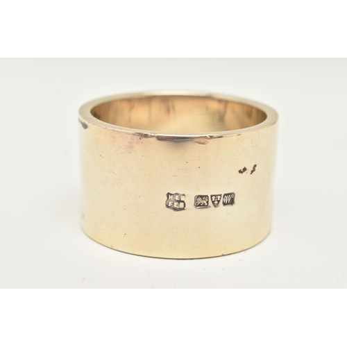 126 - A GEORGE V SILVER NAPKIN RING, a heavy plain napkin ring with monogram engraved detail, approximate ... 