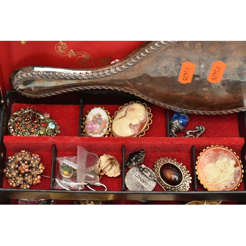 129 - A JEWELLERY BOX WITH COSTUME JEWELLERY AND A SILVER HAND HELD MIRROR, black jewellery box with costu... 