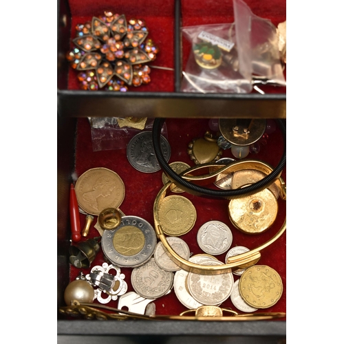 129 - A JEWELLERY BOX WITH COSTUME JEWELLERY AND A SILVER HAND HELD MIRROR, black jewellery box with costu... 