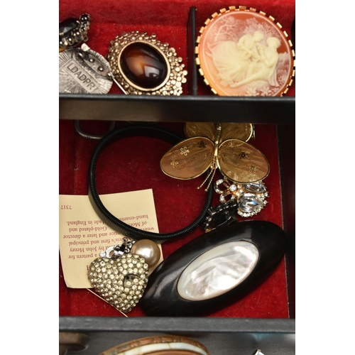 129 - A JEWELLERY BOX WITH COSTUME JEWELLERY AND A SILVER HAND HELD MIRROR, black jewellery box with costu... 