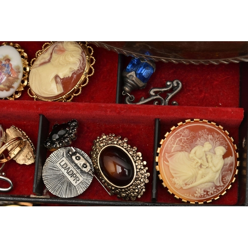 129 - A JEWELLERY BOX WITH COSTUME JEWELLERY AND A SILVER HAND HELD MIRROR, black jewellery box with costu... 