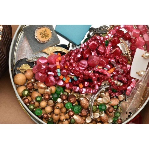 153 - A BOX OF ASSORTED ITEMS, to include a gold plated, cultured fresh water pearl bracelet, stamped 925,... 