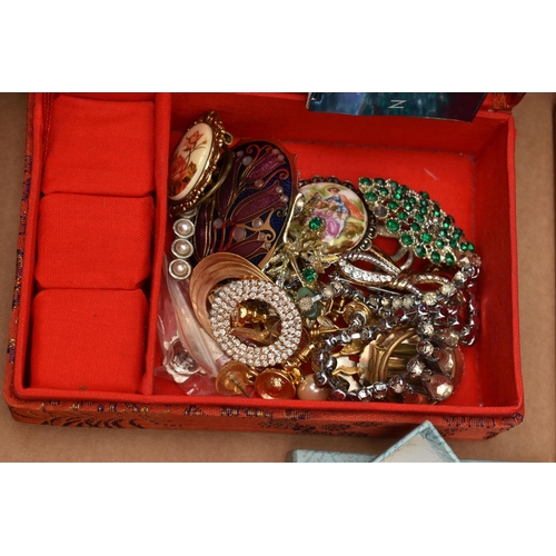 153 - A BOX OF ASSORTED ITEMS, to include a gold plated, cultured fresh water pearl bracelet, stamped 925,... 