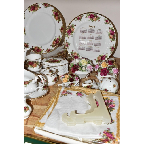 307 - A LARGE QUANTITY OF ROYAL ALBERT 'OLD COUNTRY ROSES' TEA AND DINNER WARE to include a tea pot, six c... 