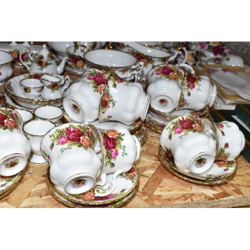 307 - A LARGE QUANTITY OF ROYAL ALBERT 'OLD COUNTRY ROSES' TEA AND DINNER WARE to include a tea pot, six c... 