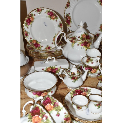 307 - A LARGE QUANTITY OF ROYAL ALBERT 'OLD COUNTRY ROSES' TEA AND DINNER WARE to include a tea pot, six c... 