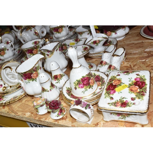 319 - A QUANTITY OF ROYAL ALBERT 'OLD COUNTRY ROSES' PATTERN DINNERWARE, comprising three cake plates, six... 