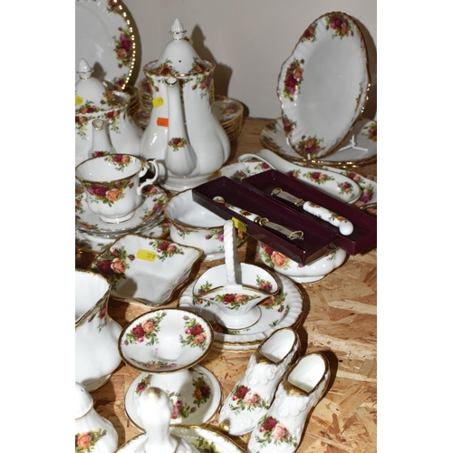 319 - A QUANTITY OF ROYAL ALBERT 'OLD COUNTRY ROSES' PATTERN DINNERWARE, comprising three cake plates, six... 