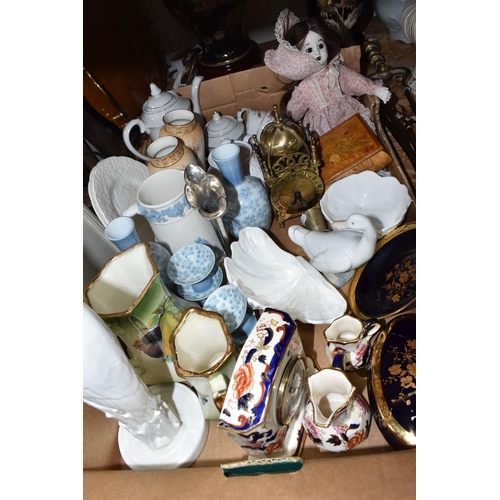 322 - ONE BOX OF CERAMICS, GLASSWARE AND SUNDRIES, to include a Bavarian 'Schumann Arzberg' porcelain cake... 