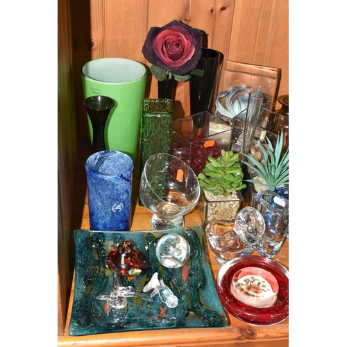 331 - A GROUP OF ORNAMENTAL GLASSWARE to include a Whitefriars ruby controlled bubble dish diameter 12.5 c... 